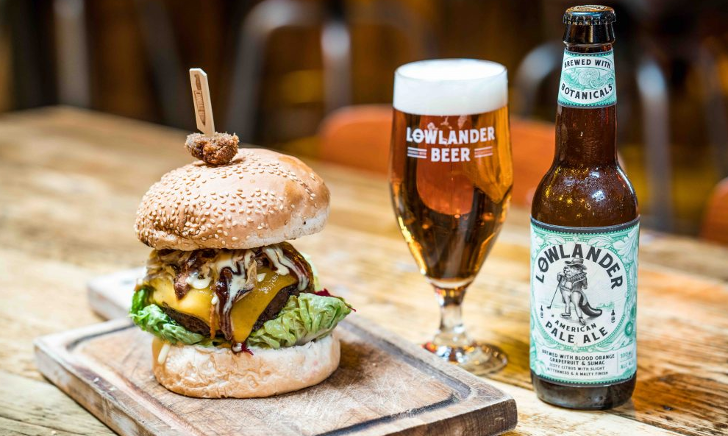 Lowlander American Pale Ale met een burger Lowlander American Pale Ale met een burger